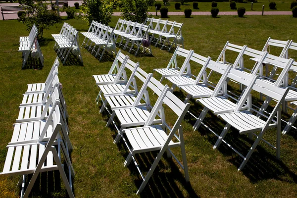 6 Benefits of Hiring a Chair Rental Company